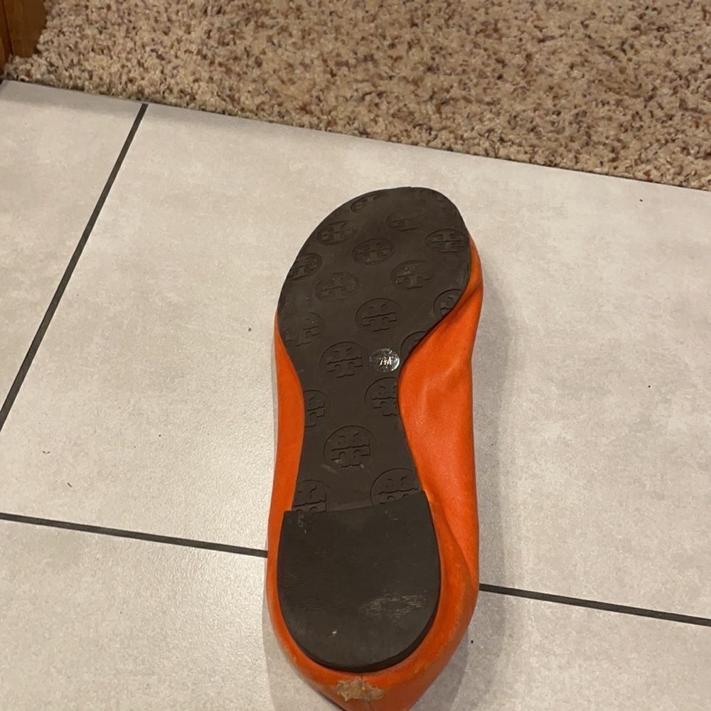 TORY Burch woman’s orange Right flat only - Picture 5 of 8